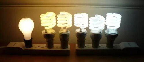 灯泡色温对比，左边低，右边高