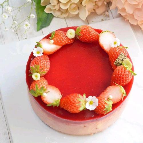 蛋糕装饰草莓如何镶边